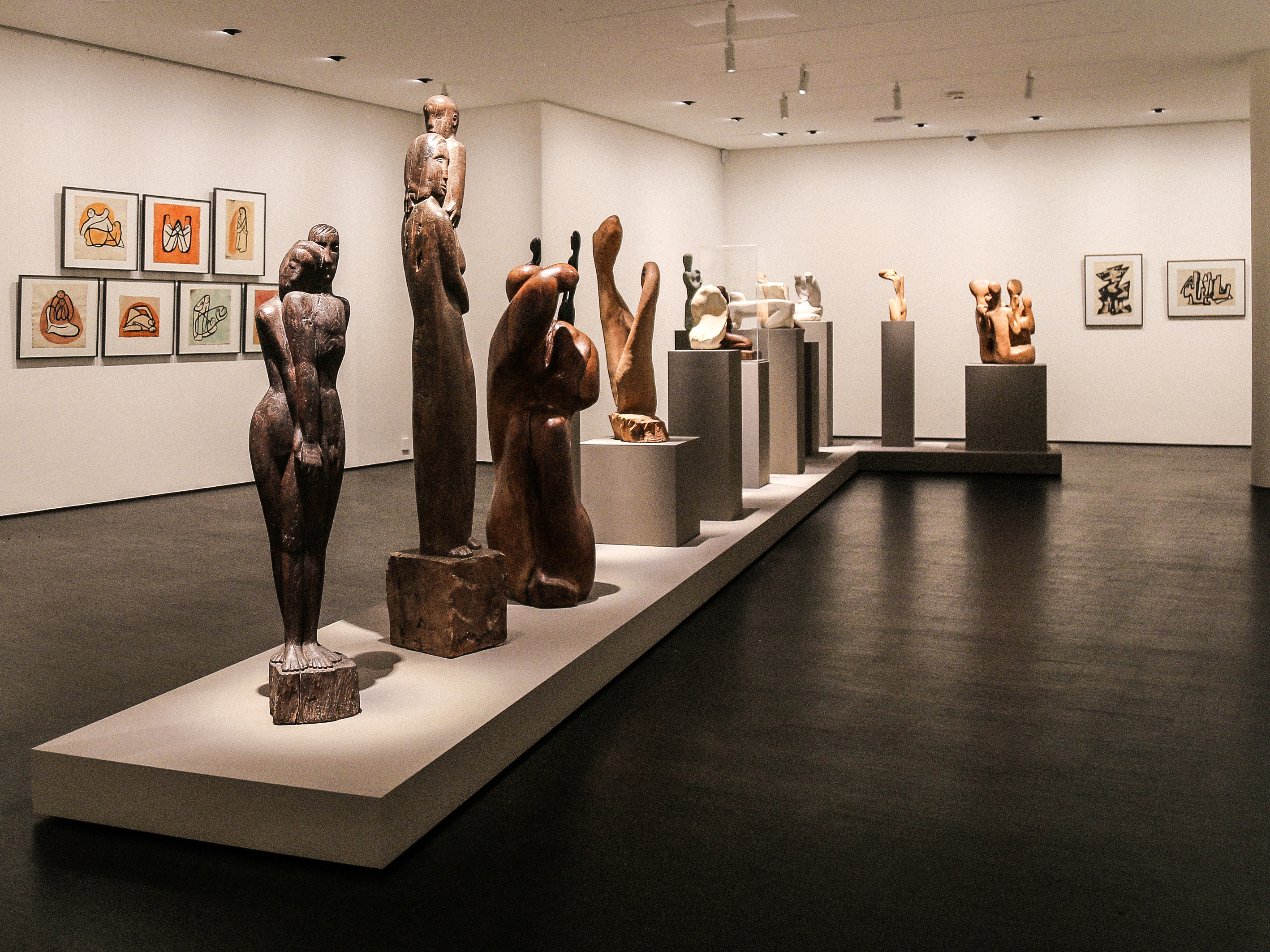 Blick in die Ausstellung: LOUISE STOMPS. Konturen des Inneren. Kollwitz Museum Köln, 27.3.-28.6.2026 © Kollwitz Museum Köln, Foto: Christian Nitz 