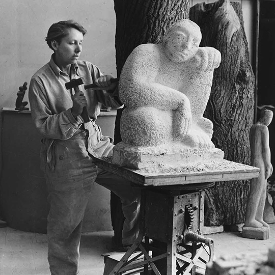 Elsa Thiemann, Louise Stomps im Atelier bei der Arbeit am Sitzenden, Berlin 1946/47, Foto: Berlinische Galerie