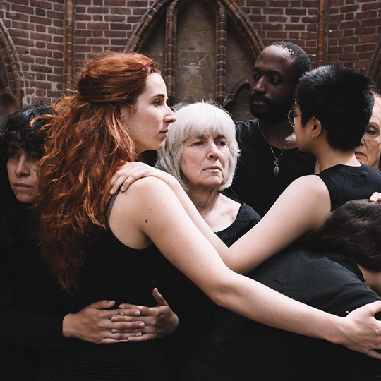 Isaac Chong Wai, Die Mütter (2022). © Victoria Tomaschko, ifa-Institut für Auslandsbeziehungen. Courtesy of Blindspot Gallery and Zilberman.