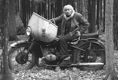 Stefan Moses (1928–2018), Louise Stomps, Bildhauerin, Rechtmehring 1982, aus der Serie »Die Großen Alten«, Courtesy Johanna Breede Photokunst Berlin © Münchner Stadtmuseum, Sammlung Fotografie, Archiv Stefan Moses