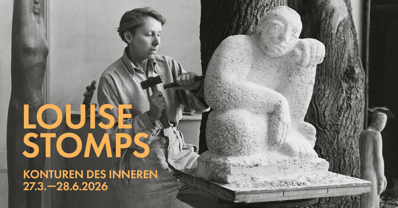 LOUISE STOMPS — Ausstellung im Kollwitz Museum Köln. Abb.: LOUISE STOMPS — Konturen des Inneren ( 27. März — 28. Juni 2026), Abb.: Elsa Thiemann (1910–1981), Louise Stomps im Atelier bei der Arbeit am »Sitzenden«, Berlin 1946/47, Repro-Abzug, Berlinische Galerie © Margot Schmidt, Hamburg 