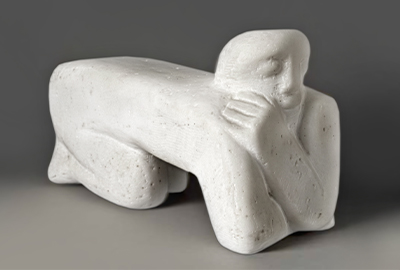 Louise Stomps, Kauernde, 1946/47, Marmor, H: 250 mm, Nachlass Hanna Bekker vom Rath, Frankfurt © Nachlass Louise Stomps, VG Bild-Kunst, Bonn 2026