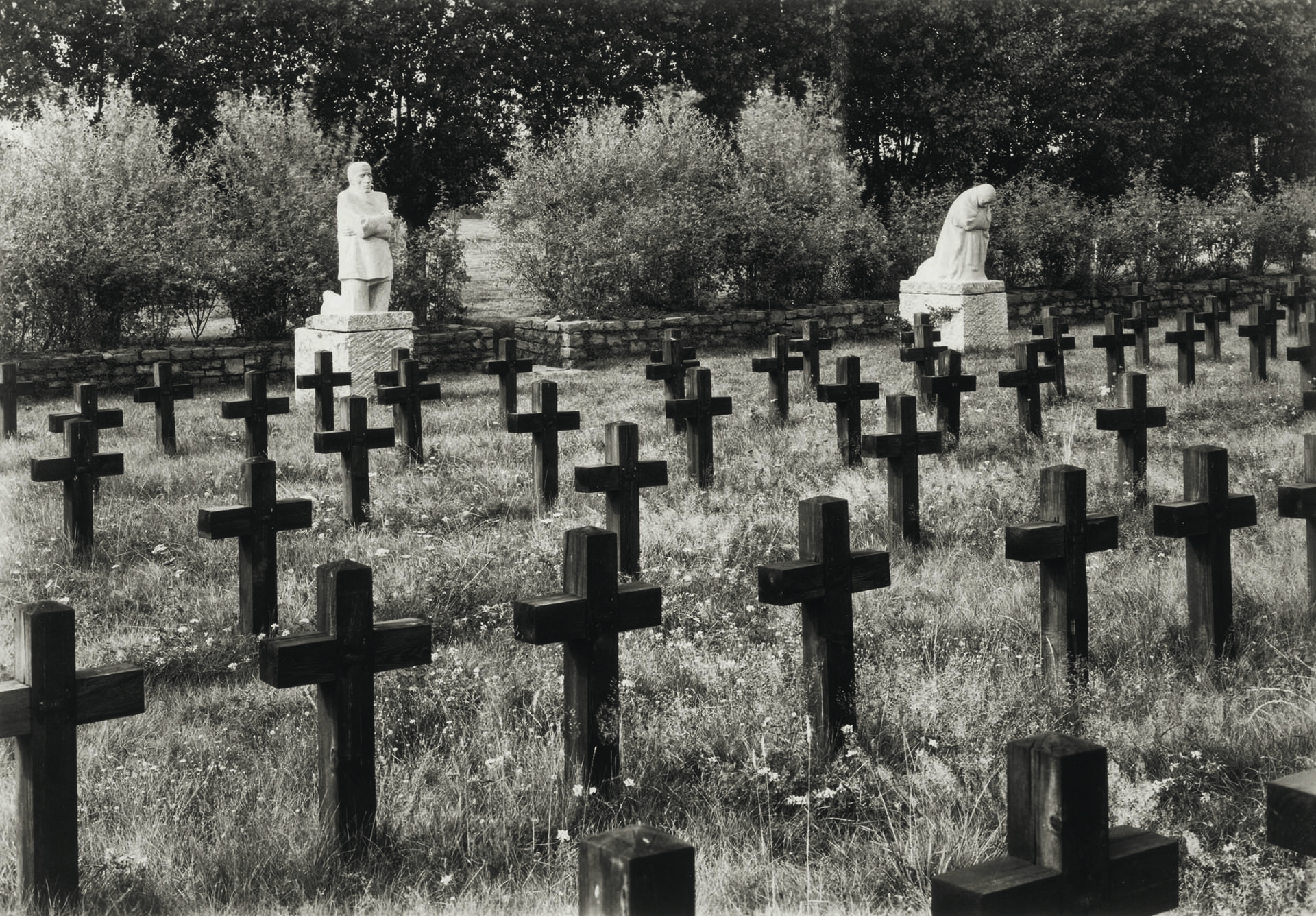 Käthe Kollwitz, »Trauernde Eltern«, Aufstellung auf dem Soldatenfriedhof Roggeveld, Fotografie von 1937, Fotografie aus dem Nachlass Kollwitz, Käthe Kollwitz Museum Köln, Archiv