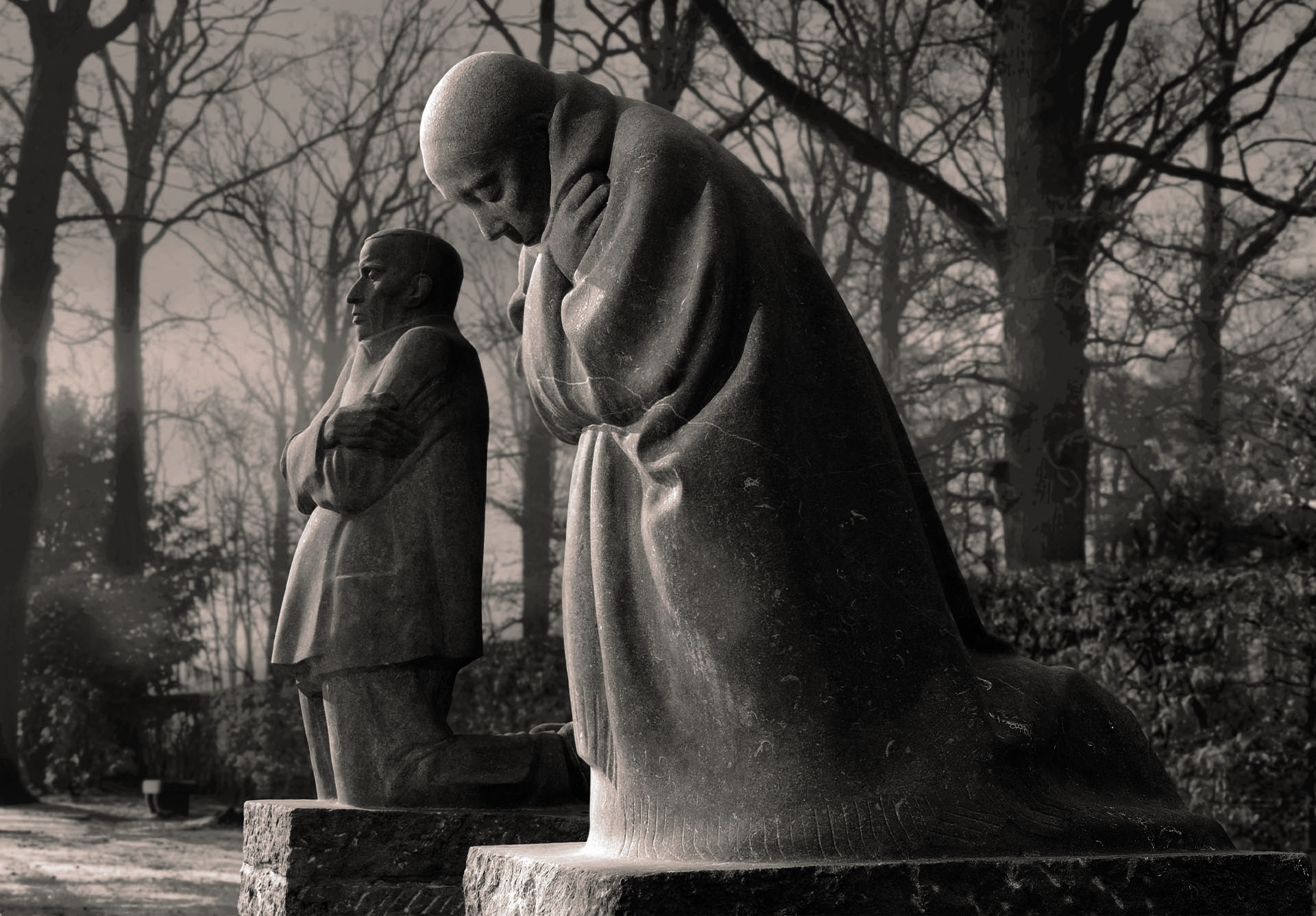 Käthe Kollwitz, »Trauernde Eltern«, Aufstellung auf dem Soldatenfriedhof Vladso, Foto: Jean Mill 1999, Käthe Kollwitz Museum Köln, Archiv