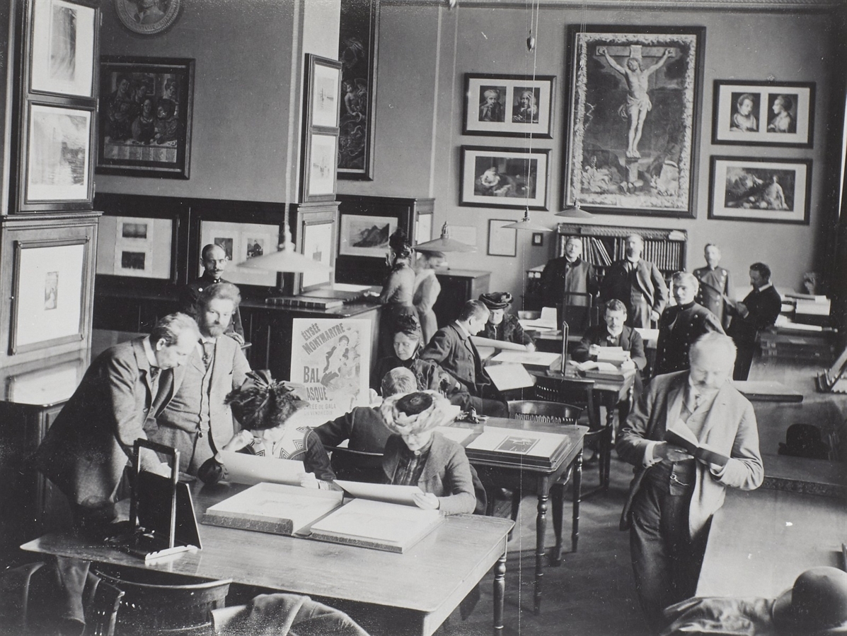 Salle de consultation du cabinet des estampes dans le bâtiment du musée conçu par Gottfried Semper, Max Lehrs en arrière-plan à droite, 1913 © SLUB / Deutsche Fotothek