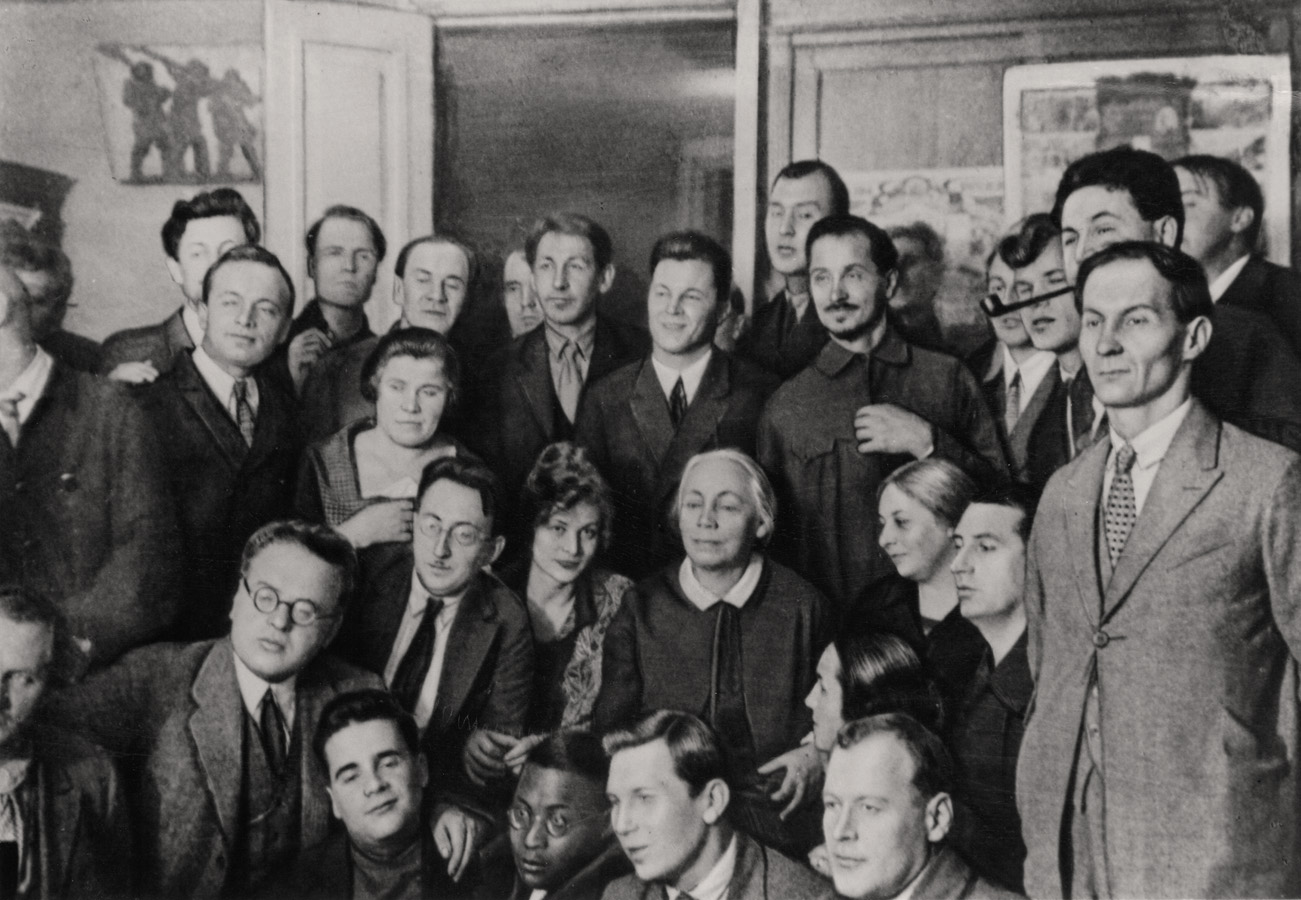 Käthe Kollwitz, novembre 1927 à Moscou, entourée d’artistes et d’acteurs russes, photographe inconnu © Sybille Schallenberg-Nagel