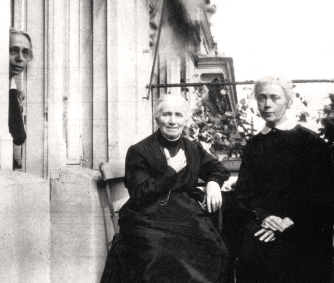 The artist’s mother Katharina Schmidt (1837-1925) with her daughters Käthe (left) and Lise (right) on the balcony in the flat at Weissenburger Strasse, c 1920, photographer unknown, Kollwitz estate © Käthe Kollwitz Museum Köln