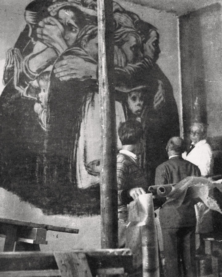 The artist supervises the installation of her work »Mothers« from the War cycle as a graffiti installation in the building of the Workers’ Welfare Association, Saarbrücken, 1930 (no longer extant), photographer unknown, Kollwitz estate © Käthe Kollwitz Museum Köln