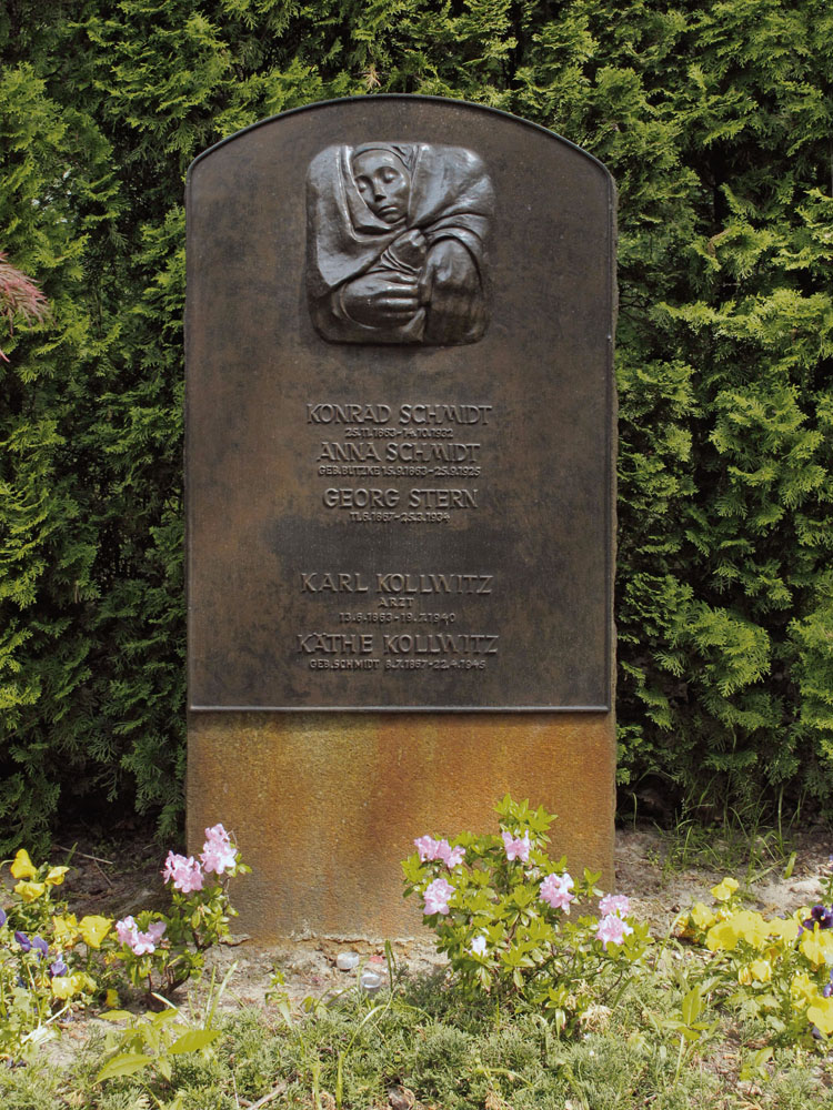 Käthe Kollwitz, tombe familiale avec le relief Repose en paix entre ses mains, 1935/36, bronze, érigé en 1936, cimetière de Berlin-Friedrichsfelde, photographe: Hohlfeld © Ullstein