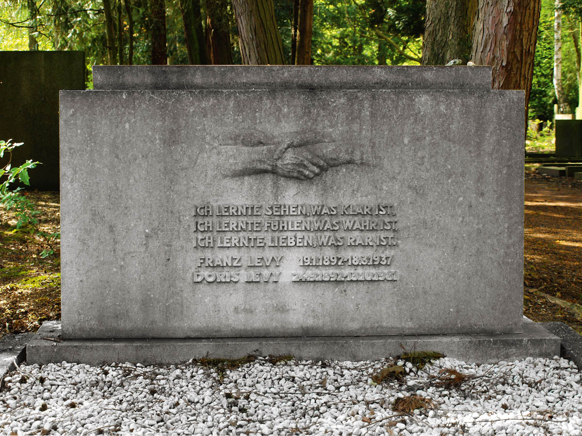 Friedrich Bursch, after Käthe Kollwitz, tombstone with relief for Franz Levy, 1938, marble, Jewish cemetery, Cologne Bocklemünd, photo: Annette Seeler © Käthe Kollwitz Museum Köln