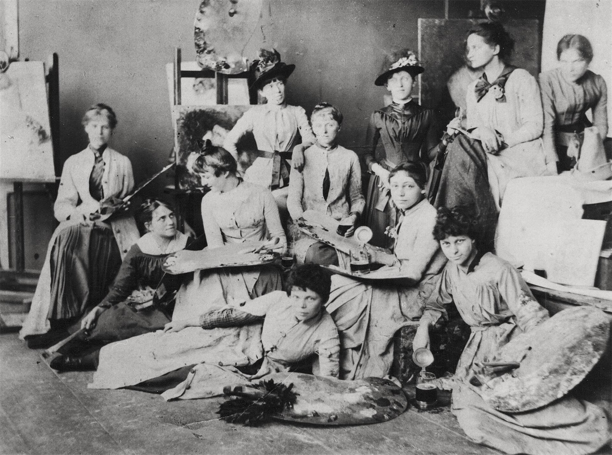 La classe de peinture de Ludwig Herterich à Munich, vers 1889, Käthe Kollwitz assise, deuxième depuis la droite, photographe inconnu, succession Kollwitz © Käthe Kollwitz Museum Köln