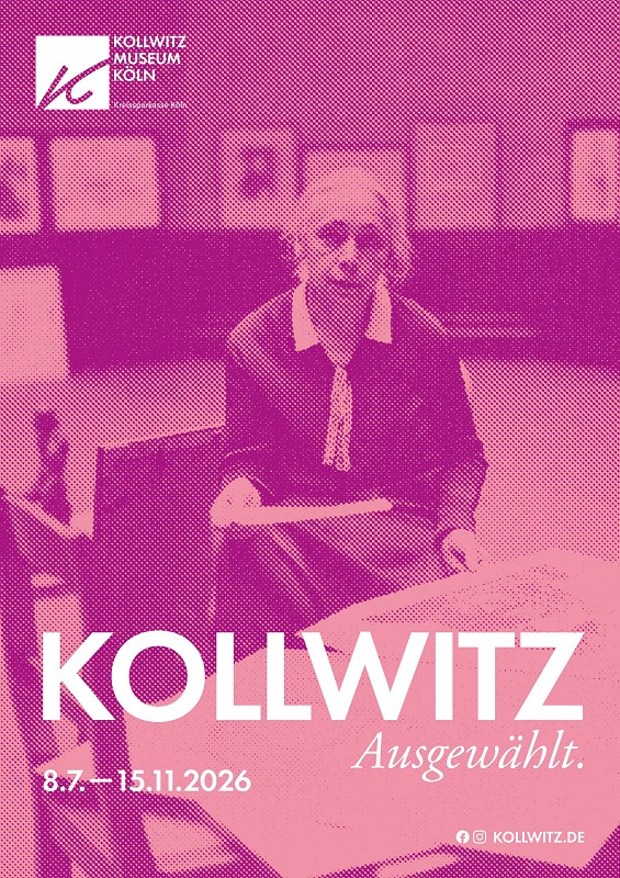 KOLLWITZ. Ausgewählt, Plakat zur Ausstellung von 7.7. — 15.11.2026, Motiv: Käthe Kollwitz in der Preußischen Akademie der Künste, Berlin 1927, Fotograf unbek., Reproabzug, Nachlass Kollwitz,  Kollwitz Museum Köln, Archiv, Inv. Nr. F 01.e-01 © Kollwitz Museum Köln, Gestaltung: Julius Terlinden