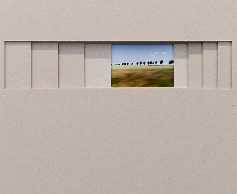 RE: KOLLWITZ. Die Klasse für Fotografie, Prof. Heidi Specker / HGB Leipzig, Titelbild zur Ausstellung von 29.9. — 15.11. 2026, Motiv: Takeki Hayashida, Aber die Landschaft ist noch schön, 50 x 40 cm, Buchbinderkarton, Fine Art Print, 2026 © Kunstsammlungen Chemnitz, Takeki Hayashida 2026