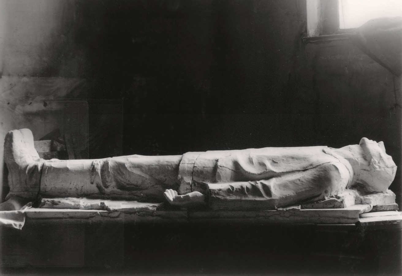Käthe Kollwitz, Toter Soldat, mittlere Figur des verworfenen dreifigurigen Gefallenenehrenmals, 1915–1918 (?), Gips, Maße unbekannt (wohl überlebensgroß), nicht erhalten © Landesarchiv, Berlin