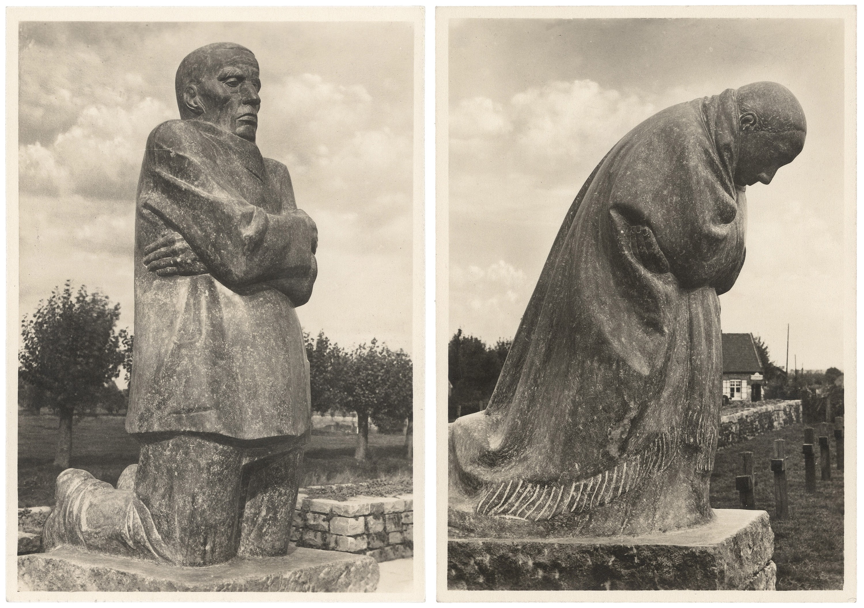 Die Abbildungen zeigen historische Postkarten der »Trauernden Eltern« von Käthe Kollwitz an ihrem ursprünglichen Aufstellungsort, dem Soldatenfriedhof Roggevelde bei Dixmuiden, Belgien. Es sind zwei separate, aus Stein gehauene Skulpturen: Links kniet ein Vater mit starr vor der Brust verschränkten Armen und einem schmerzverzerrten, aufrechten Blick. Rechts ist eine tief gebeugte Mutter zu sehen, die in ein langes Gewand gehüllt ist und ihren Kopf in tiefer Trauer weit nach vorne sinkt.