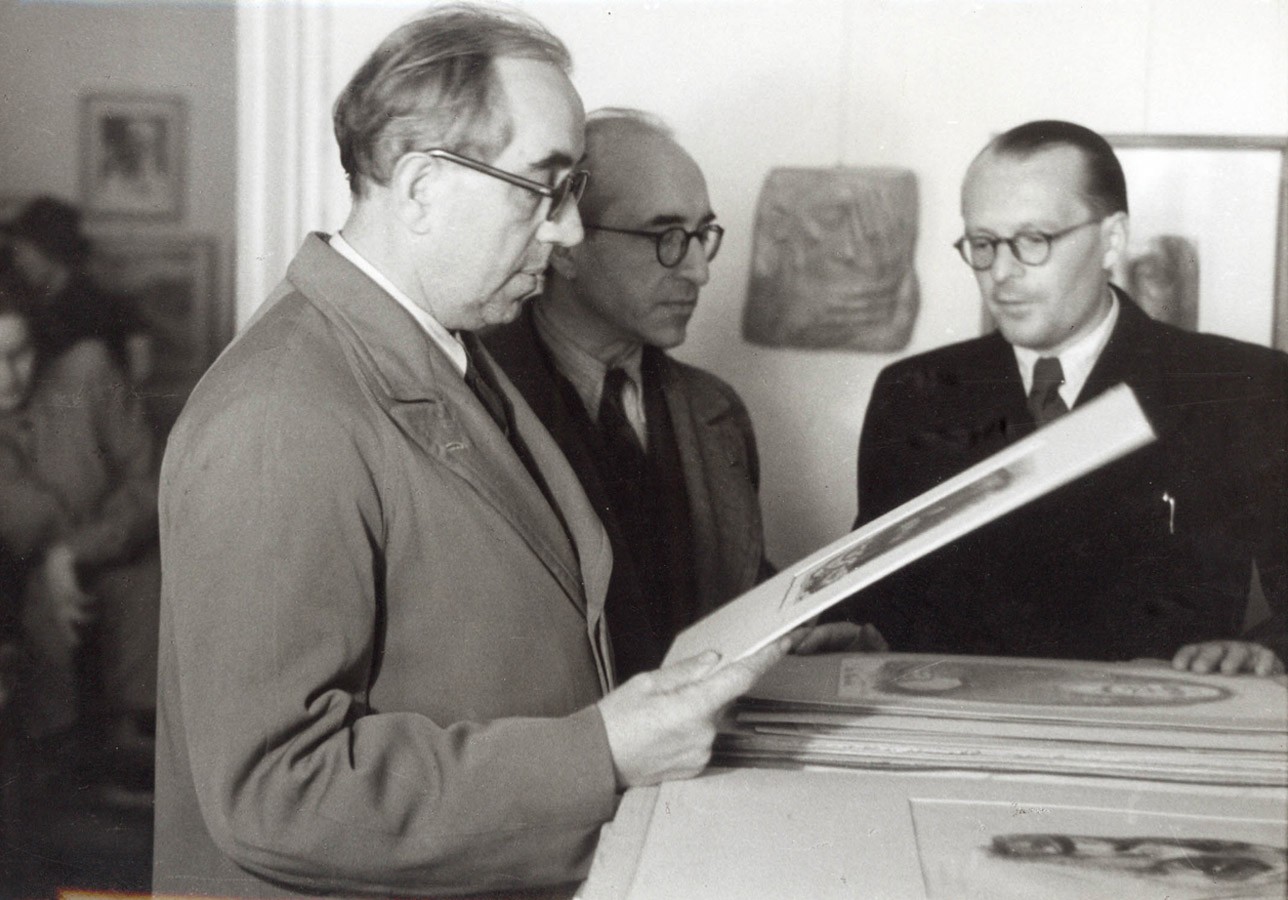 Alexander von der Becke (1902–58), Aufnahme 1946, im Vordergrund der Oberbürgermeister von Berlin Ernst Reuter, Fotograf unbek. © Galerie Kornfeld, Bern