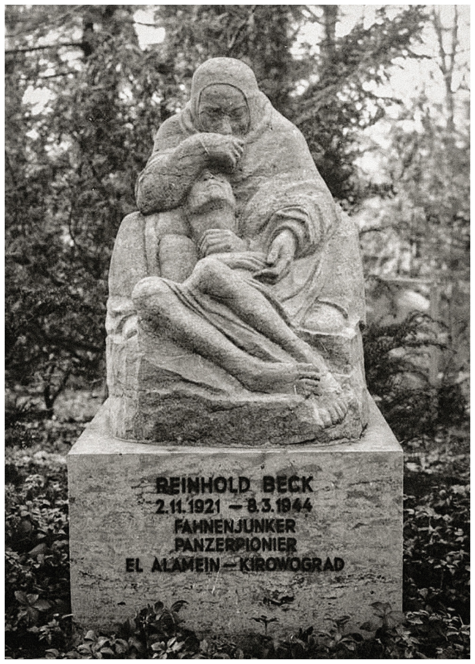 Wilhelm Schönfeld nach dem Modell der Pietà von Käthe Kollwitz, 1946, Grabmal für Reinhold Beck auf dem Waldfriedhof, Stuttgart-Degerloch © Kollwitz Museum Köln, Archiv, Inv. Nr. F 04.b-16, Foto: Hannelore Fischer