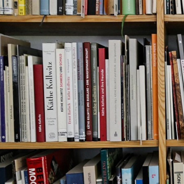 Blick in die Kollwitz-Fachbibliothek des Kollwitz Museum Köln