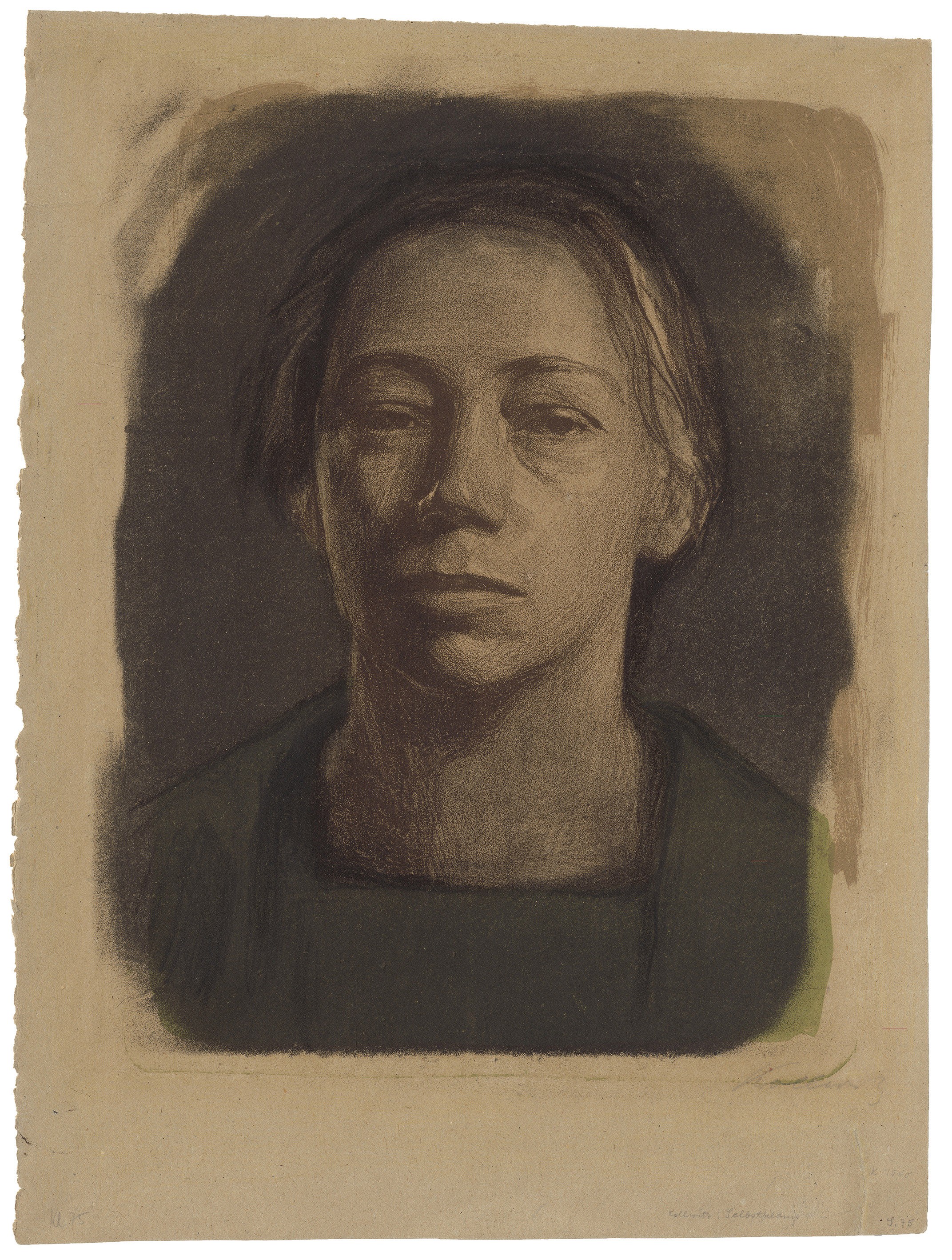 Käthe Kollwitz, Selbstbildnis en face, 1904 (?), Kreide- und Pinsellithografie, Zeichenstein in Dunkelbraun, Tonstein für die Gesichtsumrahmung in Schwarz, Tonstein für das Kleid in Lindgrün und ocker eingefärbten Tonstein, 440 x 334 mm, Kn 85 II A, Kollwitz Museum Köln, Inv. Nr. 70300/05006.