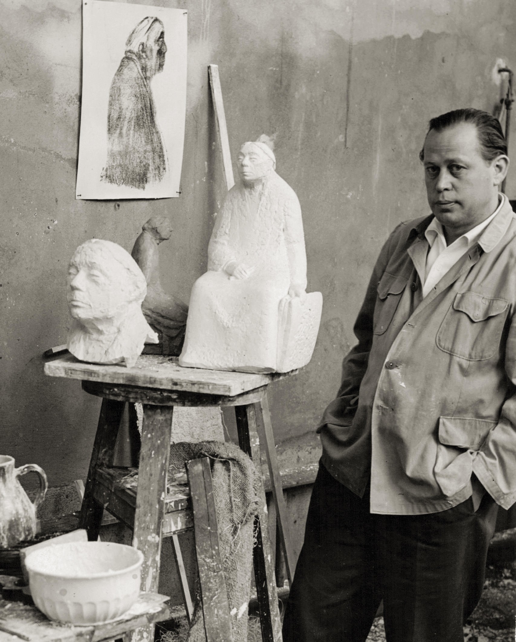 Gustav Seitz in seinem Außenatelier in Berlin-Pankow mit dem Gipsmodell zum Kollwitz-Denkmal, 1958 © Gustav Seitz Stiftung, Hamburg