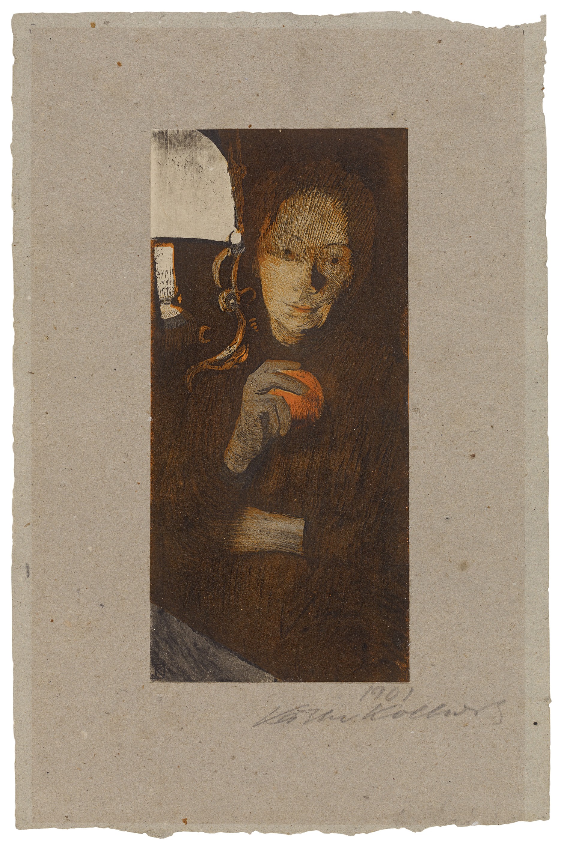 Käthe Kollwitz, Frau mit Orange, 1901, Pinsellithografie mit orange eingefärbtem Tonstein und Radierung (Aquatinta, Reservage und Kaltnadel) mit Kohle etwas überarbeitet, auf cremefarbenem Papier, 231 x 112 mm, aufgelegt auf graues, löschblattartiges Papier, Kn 56 II 2, Kollwitz Museum Köln, Inv. Nr. 70300/97001.