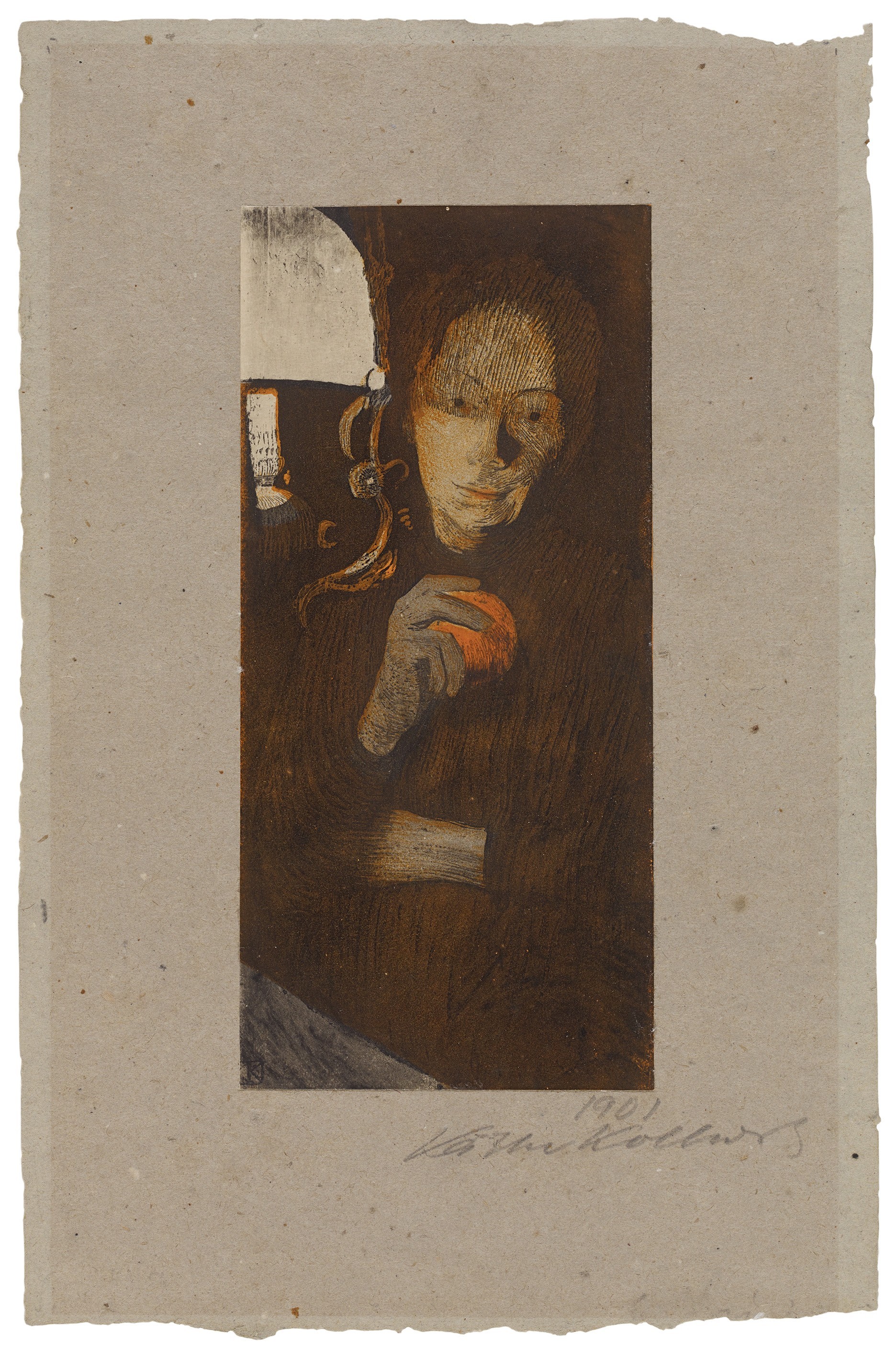 Käthe Kollwitz, Frau mit Orange, 1901, Pinsellithografie mit orange eingefärbtem Tonstein und Radierung (Aquatinta, Reservage und Kaltnadel) mit Kohle etwas überarbeitet, auf cremefarbenem Papier, 231 x 112 mm, aufgelegt auf graues, löschblattartiges Papier, Kn 56 II 2, Kollwitz Museum Köln, Inv. Nr. 70300/97001.