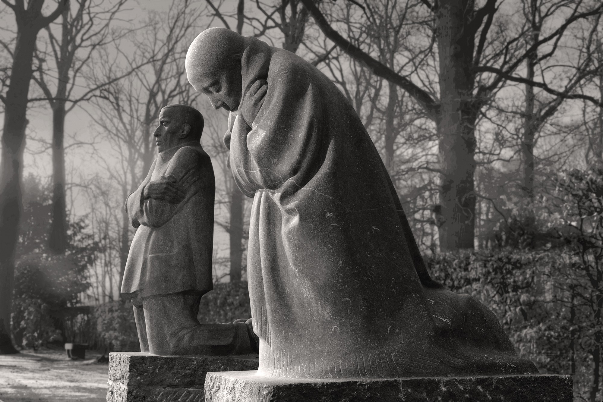 Jean Mil’s black-and-white photograph shows the memorial »Grieving Parents«, which has stood at the military cemetery in Vladslo, Belgium, since 1956.
