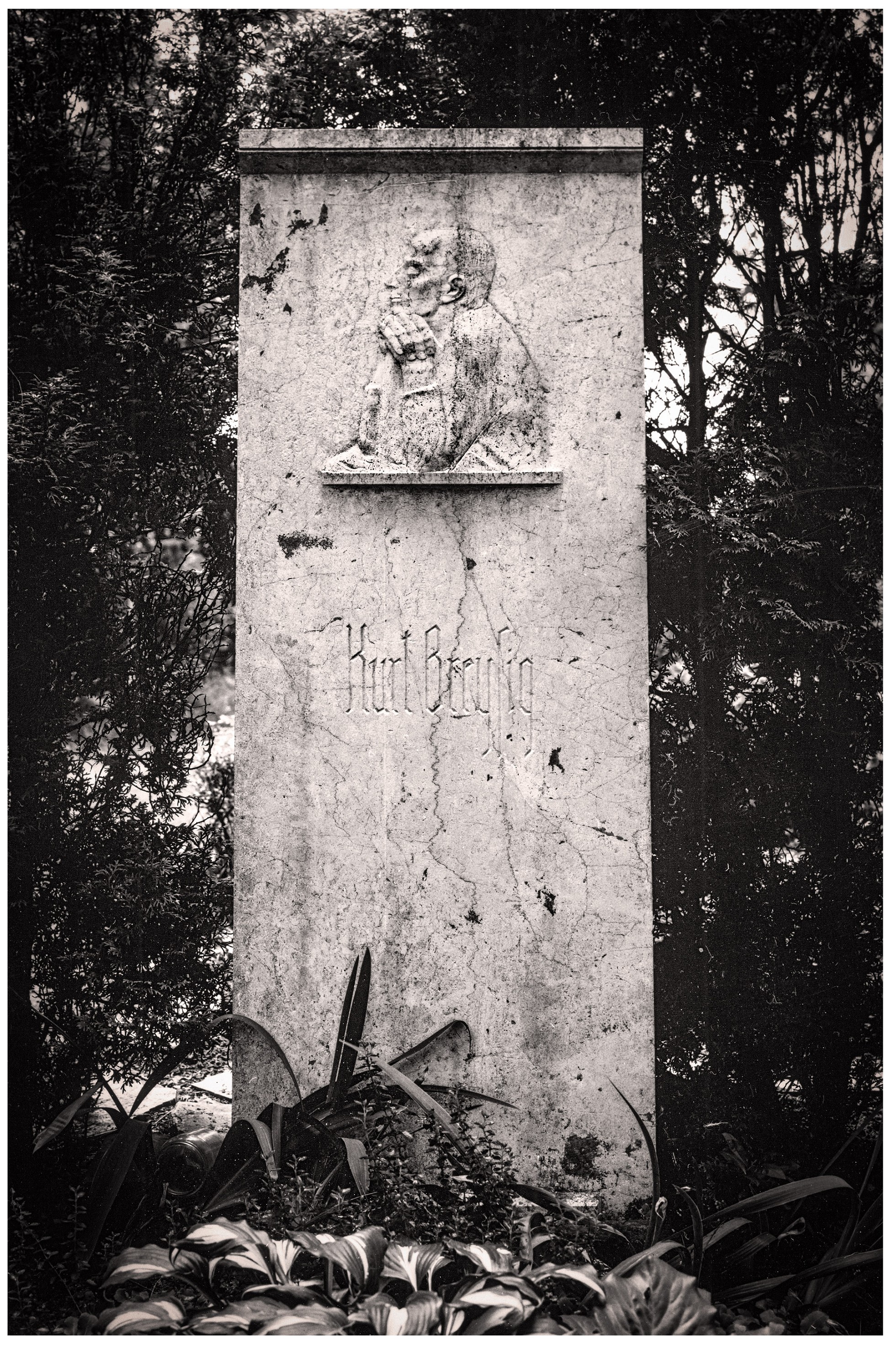 Käthe Kollwitz, tomb memorial for Kurt Breysig at the cemetery in Bergholz-Rehbrücke, model 1941–1942, executed in shell limestone in 1943 by Fritz Diederich ((1869–1951)), h. 400 mm (relief). Original print, Kollwitz Museum Köln, Archive © Brandenburg State Office for Monument Preservation, Wünsdorf. Photo: Renate Worel.