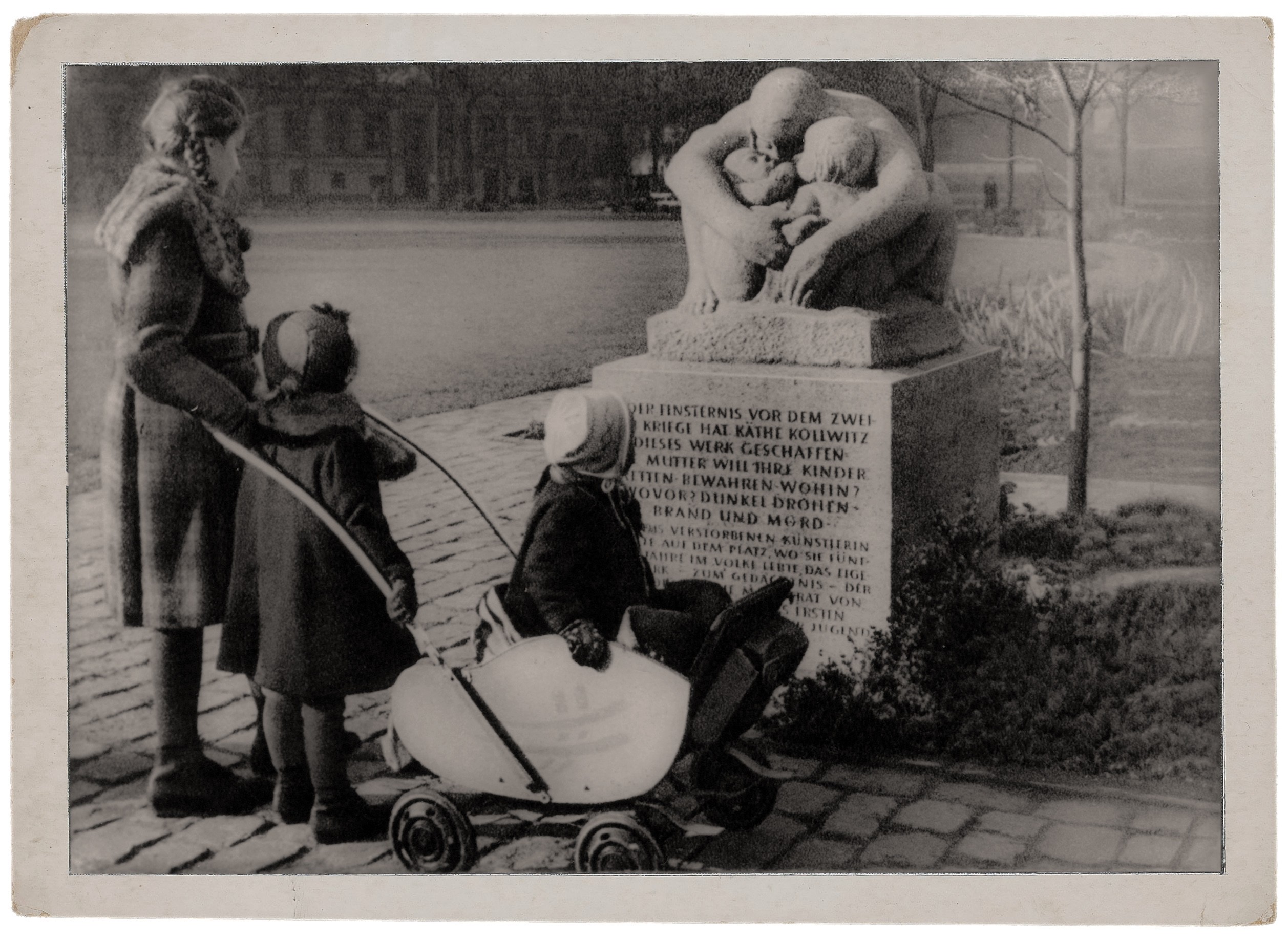Käthe Kollwitz, »Mother with Two Children«, model 1932–1936, executed in 1949 by Fritz Diederich in shell limestone, installed in 1950 on the initiative of Gustav Seitz at Kollwitzplatz in Berlin, opposite the former home of the artist, photographer unknown, historical postcard, reprint: Kollwitz Museum Köln.