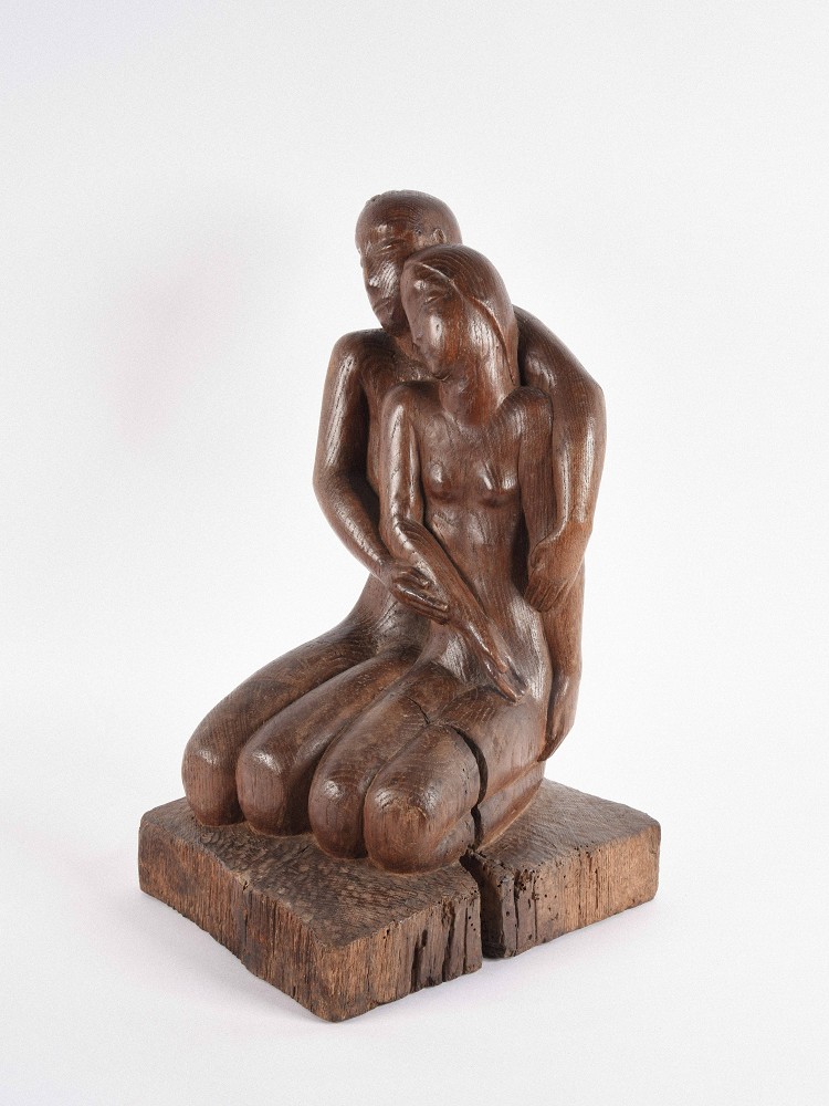 Louise Stomps, Das Paar, 1937, Eiche, H: 455 mm, Berlinische Galerie © Nachlass Louise Stomps, Foto: Kai-Annett Becker/ Berlinische Galerie, VG Bild-Kunst, Bonn 2026