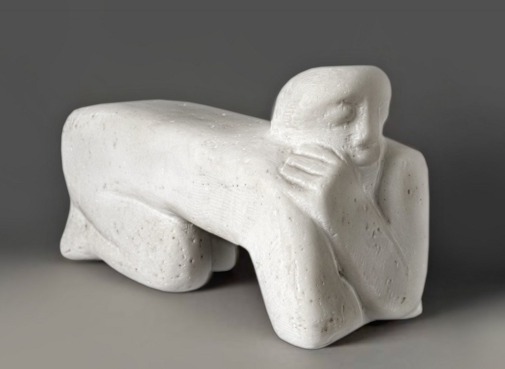 Louise Stomps, Kauernde, 1946/47, Marmor, H: 250 mm, Nachlass Hanna Bekker vom Rath, Frankfurt © Nachlass Louise Stomps, VG Bild-Kunst, Bonn 2026
