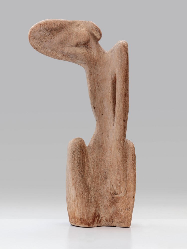 Louise Stomps, Trauernde, 1951, Erle, H: 420 mm, Privatbesitz © Nachlass Louise Stomps, Courtesy Das Verborgene Museum, Foto: Martin Weiand, VG Bild-Kunst, Bonn 2026
