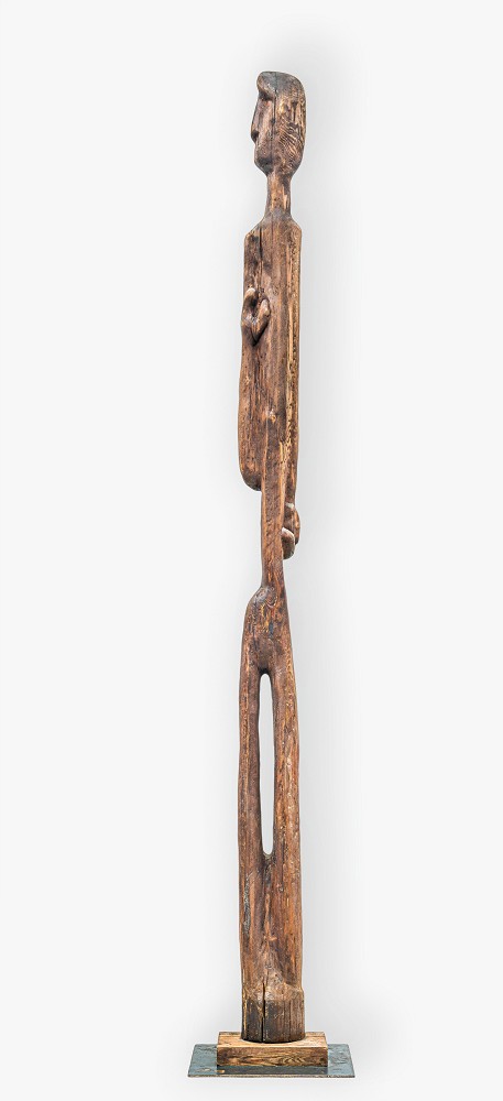 Louise Stomps, Asket, 1962, Föhre, H: 3050 mm, Nachlass Stomps © Nachlass Louise Stomps, Courtesy Das Verborgene Museum, Foto: Friedhelm Hoffmann, VG Bild-Kunst, Bonn 2026