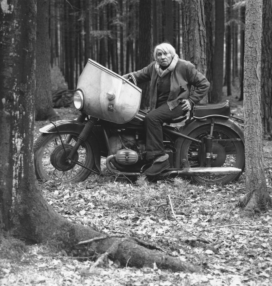 Stefan Moses (1928–2018), Louise Stomps, Bildhauerin, Rechtmehring 1982, aus der Serie »Die Großen Alten«, Courtesy Johanna Breede Photokunst Berlin © Münchner Stadtmuseum, Sammlung Fotografie, Archiv Stefan Moses