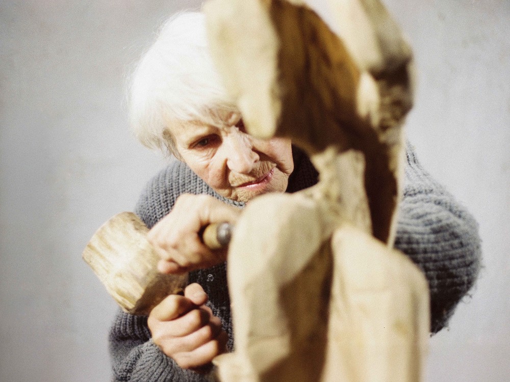 Louise Stomps bei der Arbeit ihrer letzten Skulptur »Der Aussteiger«, Rechtmehring 1987, Foto: Amrei-Marie (ed.), Wikimedia Commons, CC BY-SA 4.0