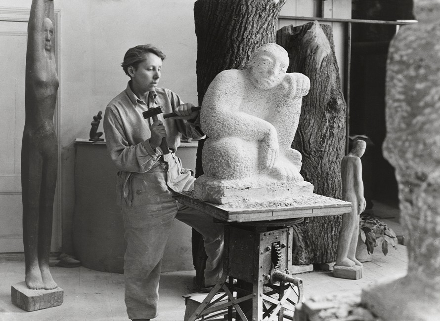 Elsa Thiemann (1910–1981), Louise Stomps at work on »Seated Man« in her studio, Berlin-Charlottenburg, 1946/47, reproduction print, Berlinische Galerie