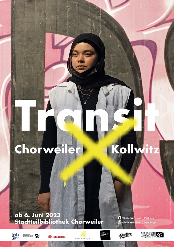 TRANSIT — CHORWEILER X KOLLWITZ. Plakat zur Ausstellung in der Stadtteilbibliothek Chorweiler. Motiv: Khadija, Juli 2022 © Damian Zimmermann. Gestaltung: blickheben.de