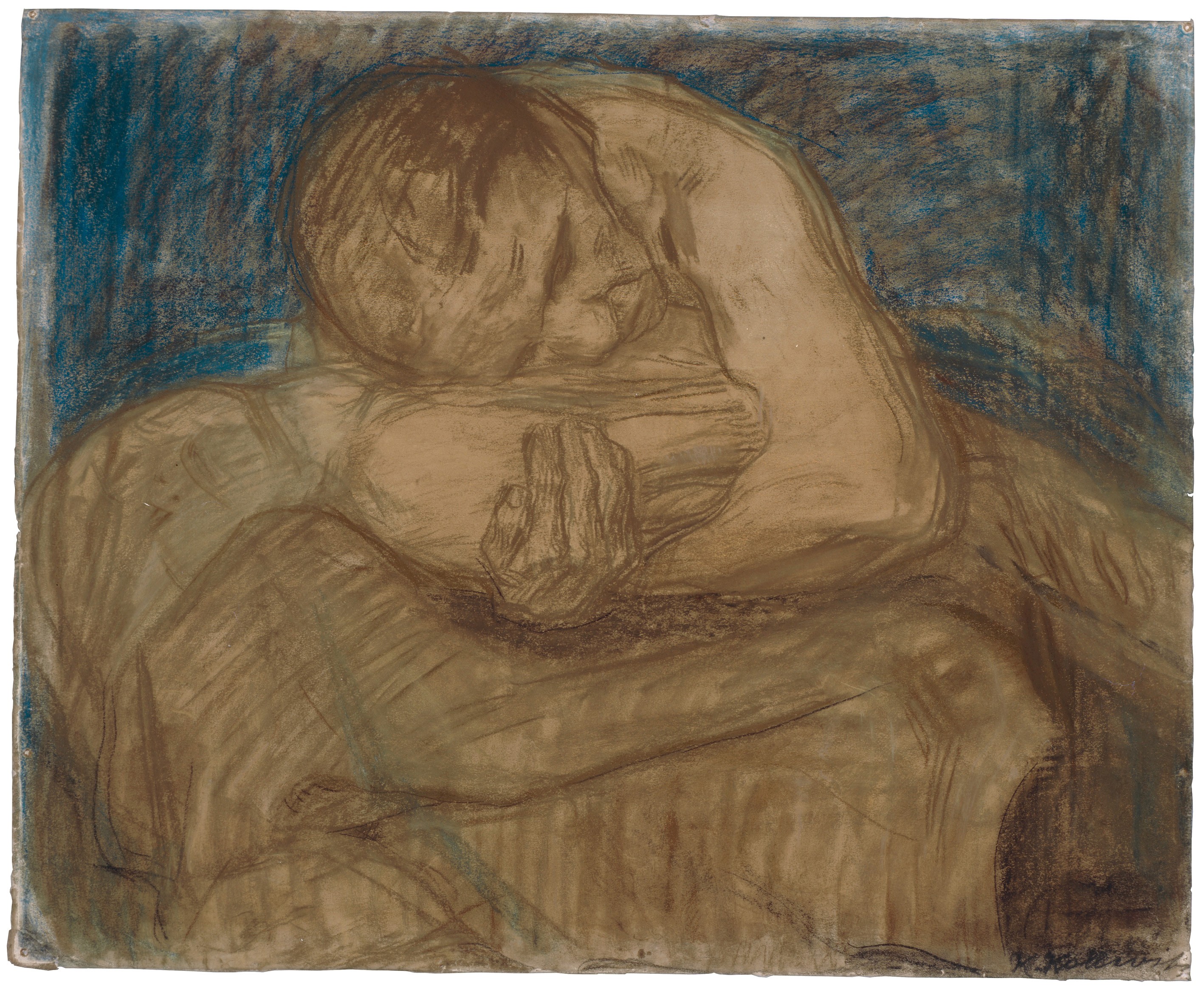 Käthe Kollwitz, Frau mit totem Kind, 1903, Braune und blaue Pastellkreiden, gewischt, schwarze und dunkelbraune Kreide auf Zeichenpapier, 481 x 584 mm, NT 234, Kollwitz Museum Köln, Inv. Nr. 70200/89003.