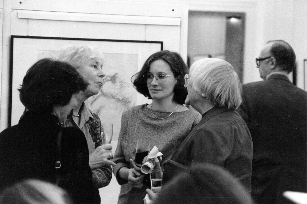 A black-and-white photograph shows the museum’s founding director and Kollwitz’s granddaughter, Dr Jutta Bohnke-Kollwitz (second from the left), and Hannelore Fischer (third from the left) at an exhibition opening in 1986.