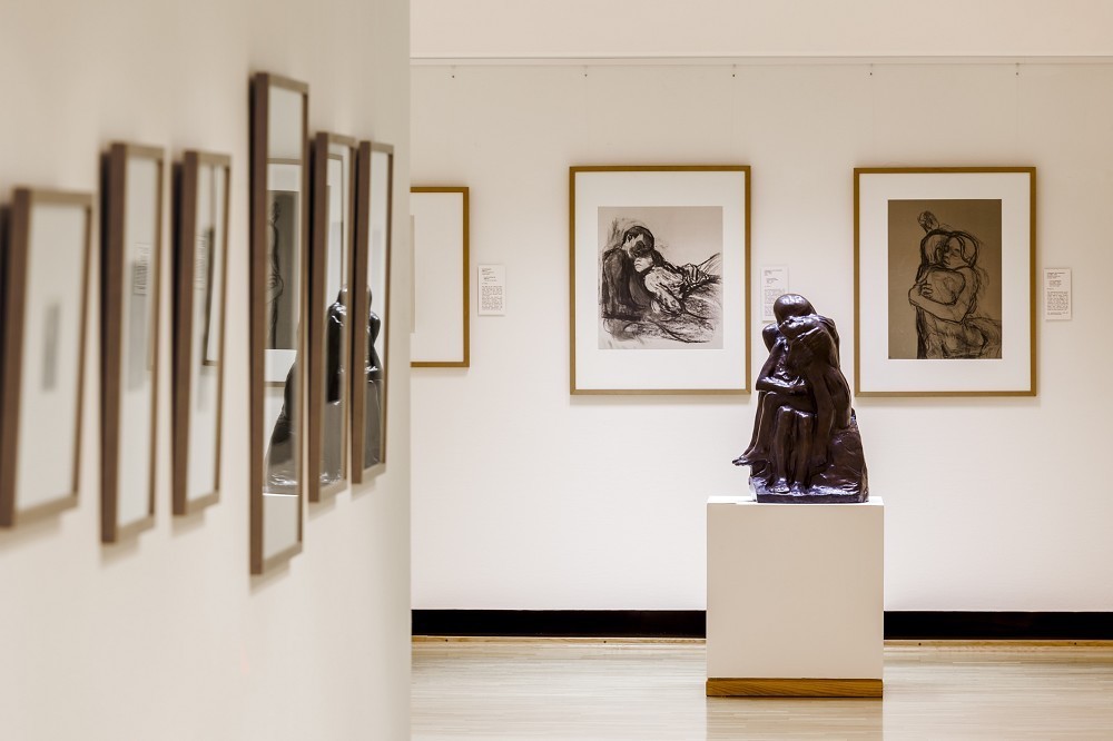 The colour photograph shows a view of the 2015 collection presentation: in the centre is Käthe Kollwitz’s bronze »Liebesgruppe«, with drawings of love scenes in the background.