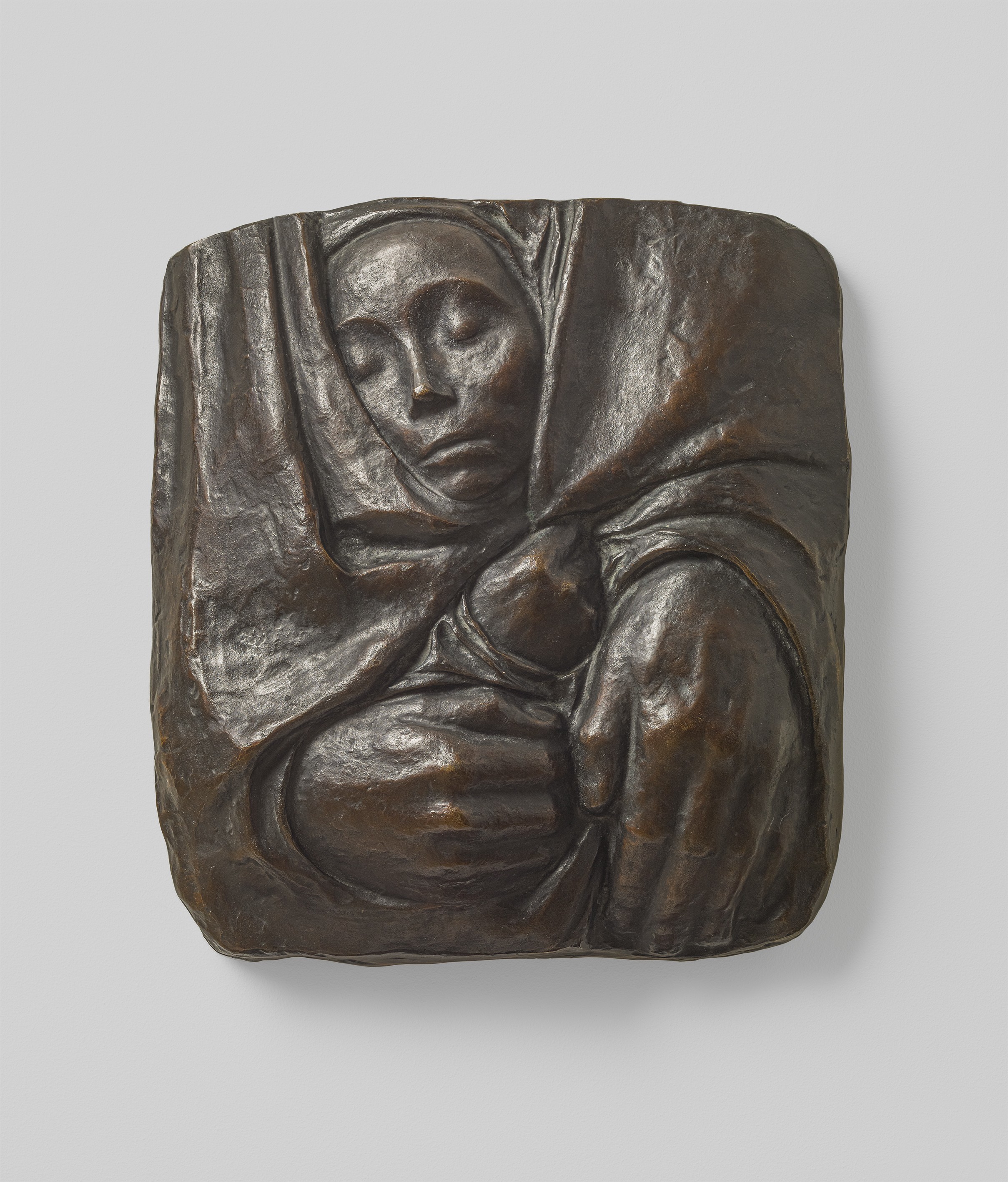 Käthe Kollwitz,Tomb Relief »Repose in the Peace of His Hands«, model 1935/36, cast probably 1947–50, bronze, 352,5 x 321 x 87 mm, Seeler 30 III.B.1., Kollwitz Museum Köln, Inv. Nr. 70100/86003 © Kollwitz Museum Köln, ph. Goldberg/Fuis.