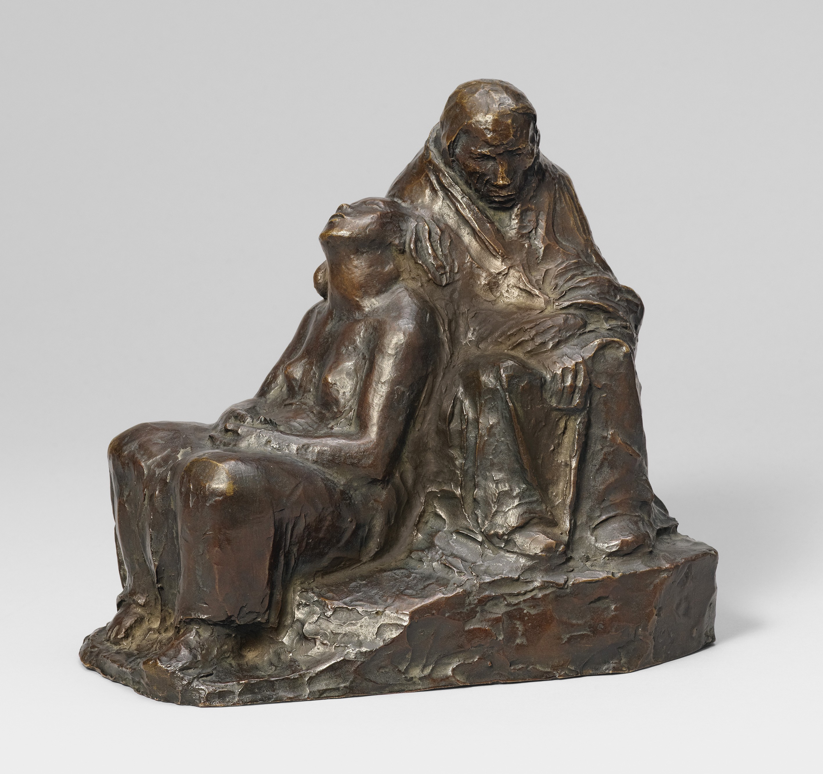 Käthe Kollwitz, Two Soldiers’ Wives, waiting, model 1941–43, cast presumably before 1950, bronze, 220 x 249 x 203 mm, Seeler 43 I.B.1, Kollwitz Museum Köln, Inv. No. 70100/86004 © Kollwitz Museum Köln, ph. Goldberg/Fuis.  