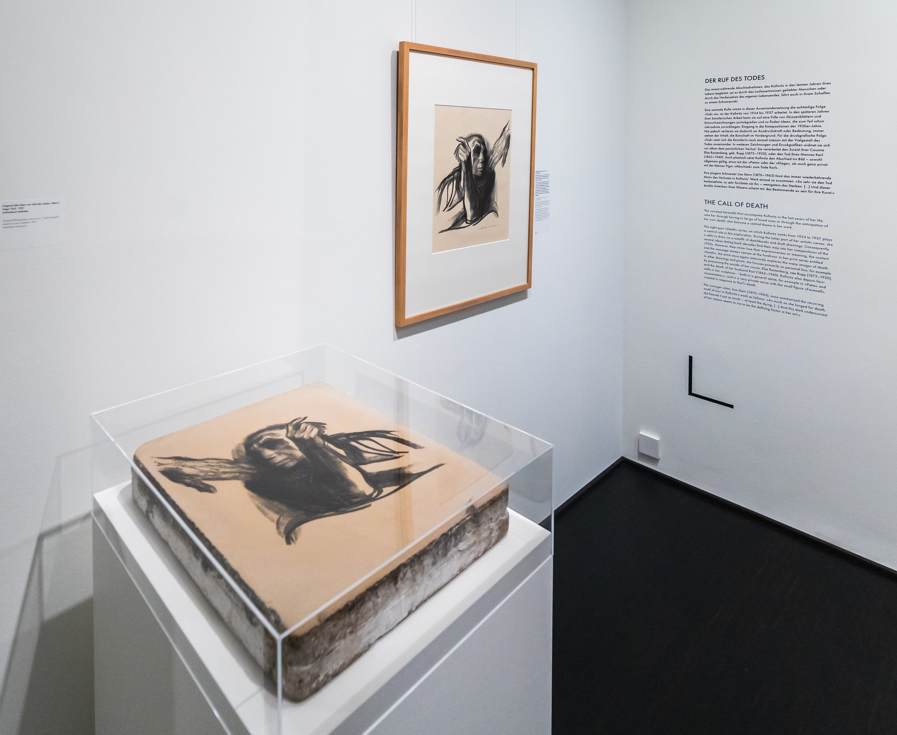 Der Original-Lithostein von »Ruf des Todes« in der Ausstellung KOLLWITZ NEU SEHEN, Kollwitz Museum Köln, 11. Oktober 2025 — 15. März 2026, Foto © Raimond Spekking / CC BY-SA 4.0 (via Wikimedia Commons) 