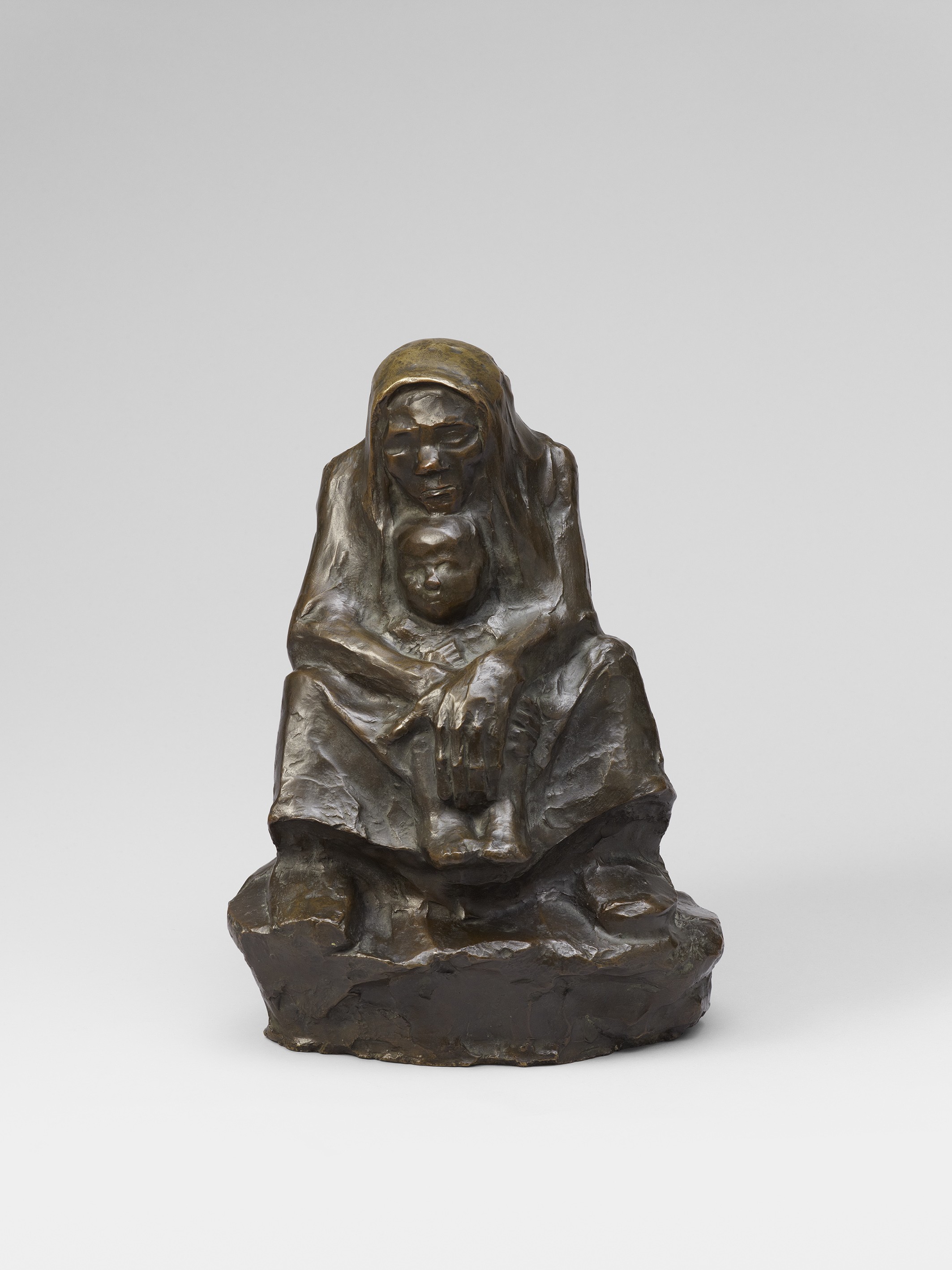 Käthe Kollwitz, Frau mit Kind im Schoß, Modell um 1911, abschließend bearbeitet 1936/37 (?), Guss wohl 1937, spätestens 1938, Bronze, 401,5 x 290 x 317 mm, Seeler 08 I.B.1., Kollwitz Museum Köln, Inv. Nr. 70100/05023 © Kollwitz Museum Köln, Foto: Goldberg/Fuis. 
