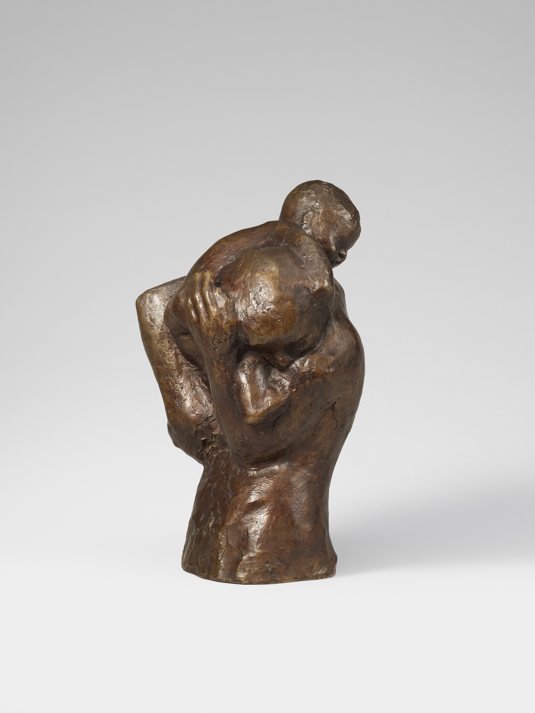 Käthe Kollwitz, Mutter mit Kind über der Schulter, Modell vor 1917, Guss 1962, Bronze, 461 × 296,5 × 249 mm, Seeler 15 I.B.3., Kollwitz Museum Köln, Inv. Nr. 70100/86012 © Kollwitz Museum Köln, Foto: Goldberg/Fuis. 