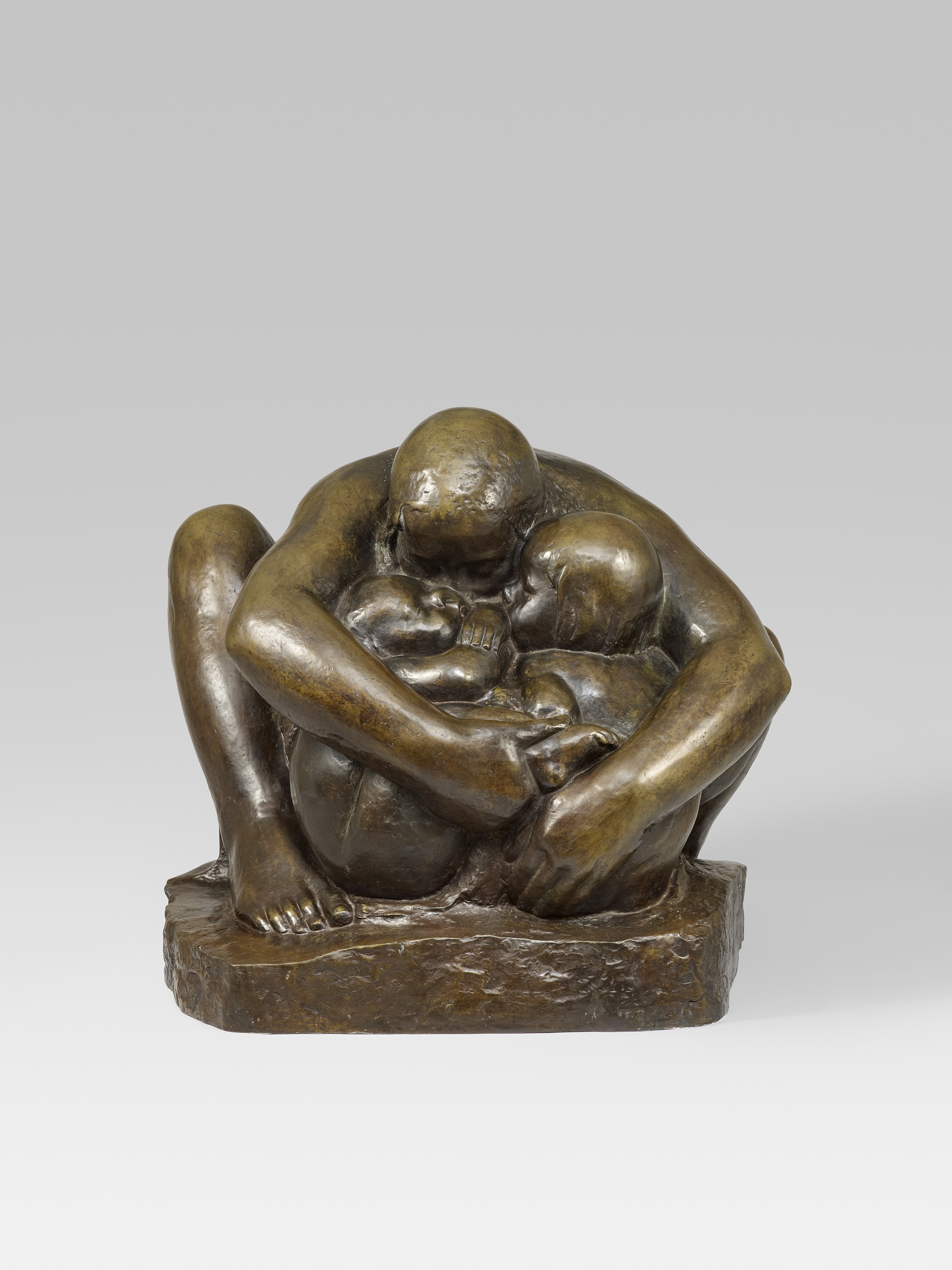 Käthe Kollwitz, Mutter mit zwei Kindern, Modell 1932–36, Guss 1984, Bronze, 760 × 850 × 800mm, Seeler 29 I.B.6., Kollwitz Museum Köln, Inv. Nr. 70100/85001 © Kollwitz Museum Köln, Foto: Goldberg/Fuis. 