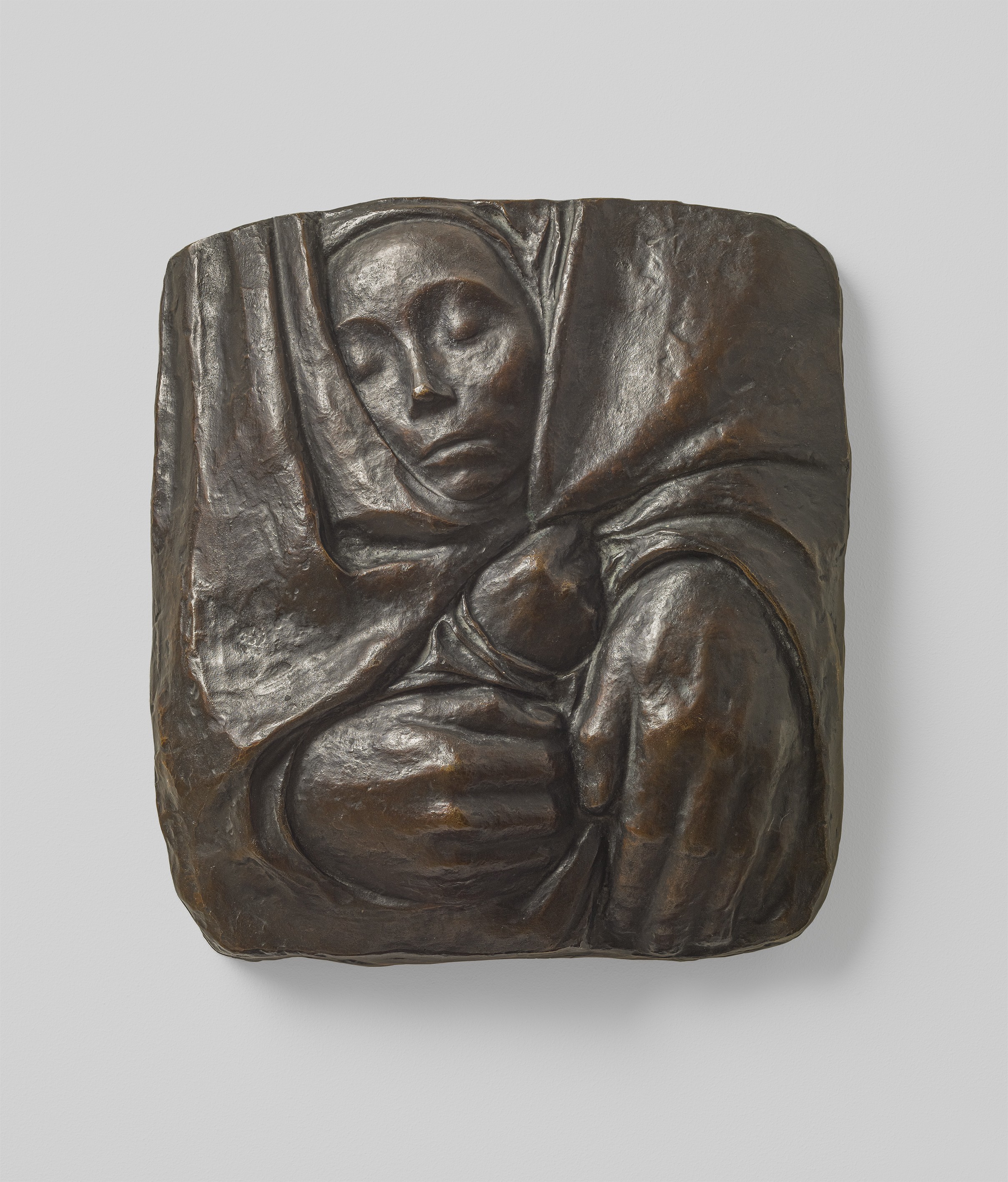 Käthe Kollwitz, Grabrelief »Ruht im Frieden seiner Hände«, Modell 1935/36, Guss wohl 1947–50, Bronze, 352,5 x 321 x 87 mm, Seeler 30 III.B.1., Kollwitz Museum Köln, Inv. Nr. 70100/86003 © Kollwitz Museum Köln, Foto: Goldberg/Fuis.