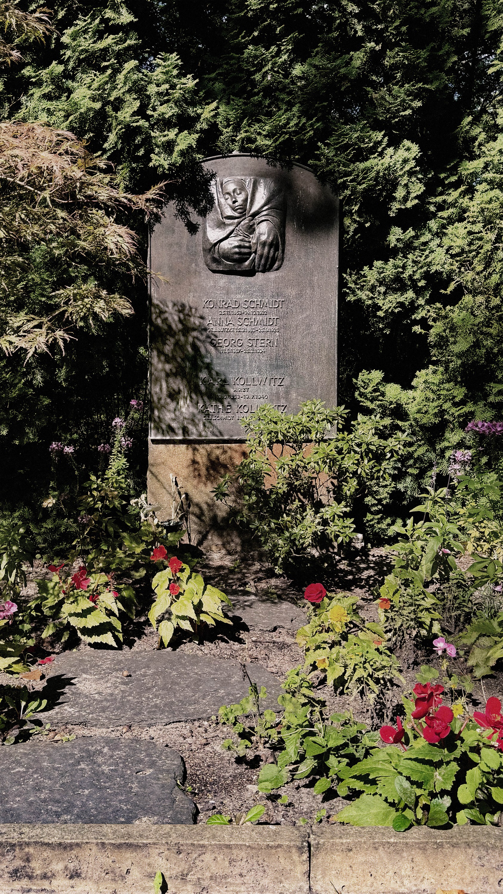 Käthe Kollwitz, Familiengrab mit dem Relief »Ruht im Frieden seiner Hände«, 1935/36, Bronze, Berlin © Kollwitz Museum Köln, Foto: Christian Nitz, 2024