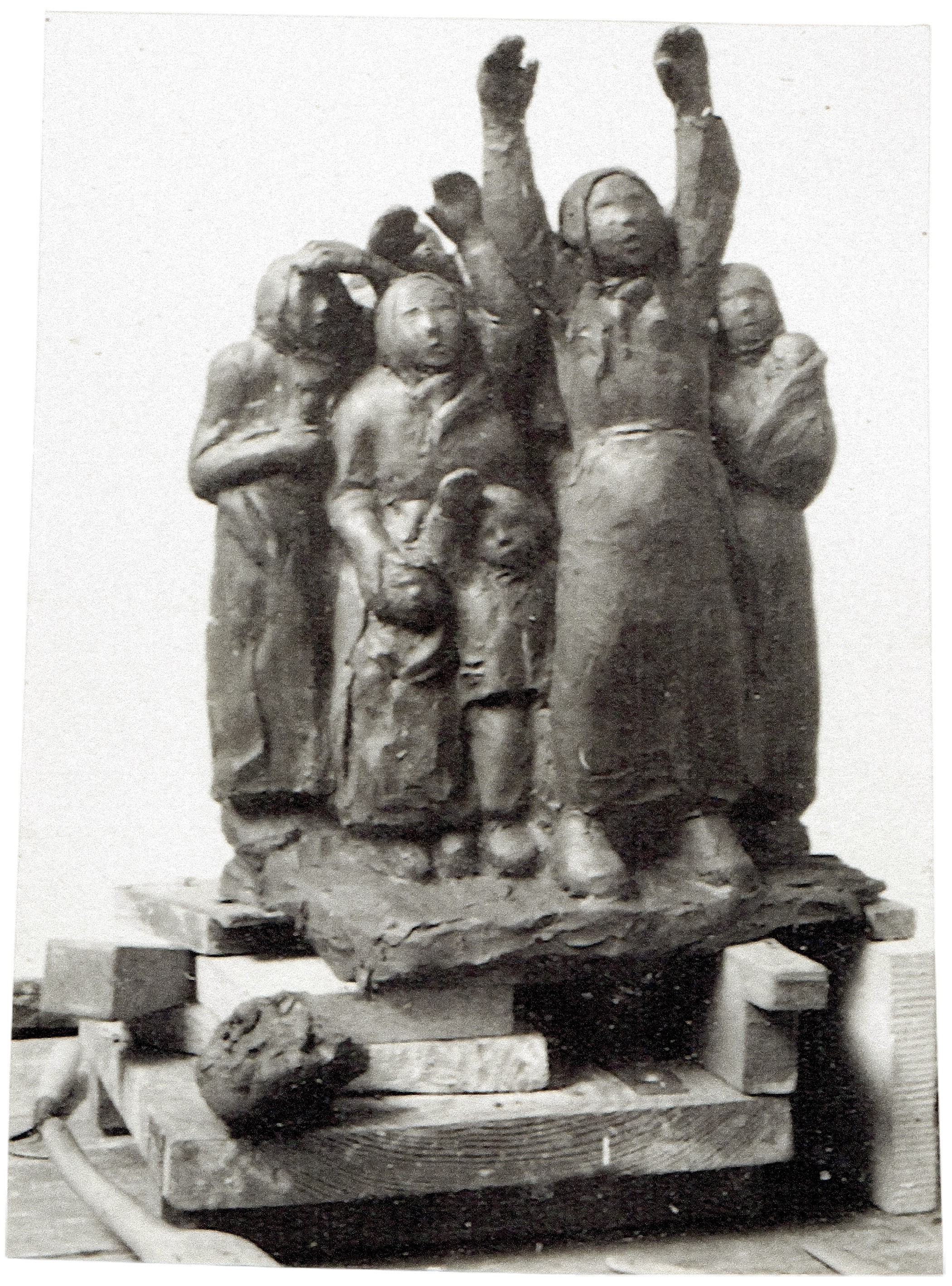 Käthe Kollwitz, Abschiedwinkende Soldatenfrauen (I. Fassung), 1935(?)–36, Ton, Seeler 31, historische Aufnahme von Lenka von Koerber, Kontaktabzug, Nachlass Lenka von Koerber, Repro: Kollwitz Museum Köln, Archiv.