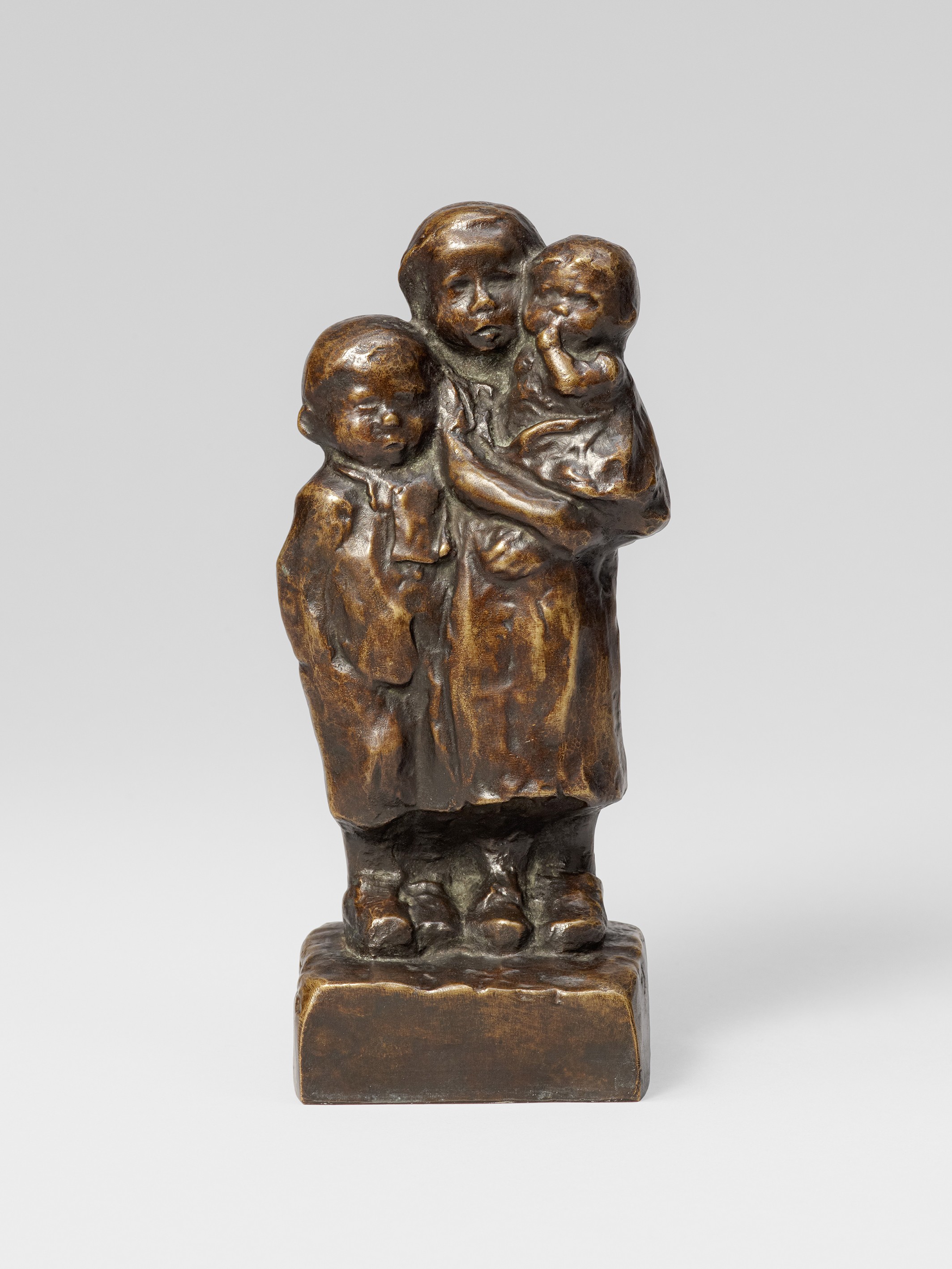 Käthe Kollwitz, Kindergruppe, Modell vermutlich 1936/37, Guss wohl 1960, Bronze, 187,5 x 84,5 x 62 mm, Seeler 33 II.B.5., Kollwitz Museum Köln, Inv. Nr. 70100/86007 © Kollwitz Museum Köln, Foto: Goldberg/Fuis. 